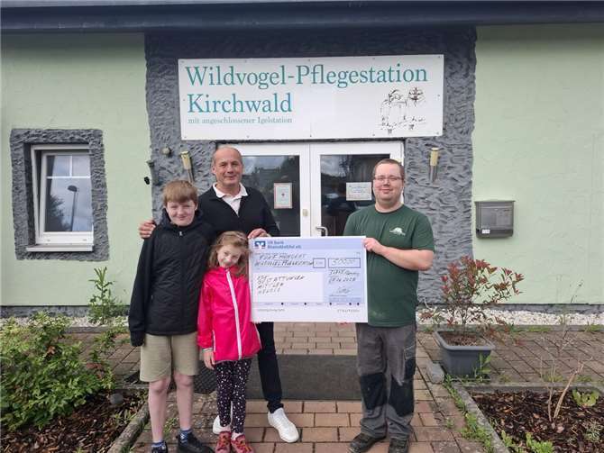 Jürgen Mittler (Bestattungen Mittler) übergab in Kirchwald einen Scheck an die Wildvogel-Pflegestation und informierten sich vor Ort über deren Arbeit. Foto: Jürgen Mittler