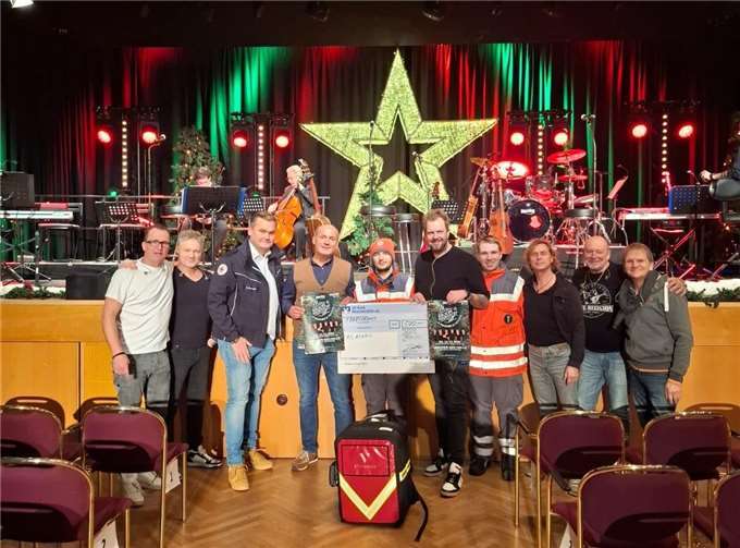 Jürgen Mittler, der die Weihnachtskonzerte der Kultband in Mendig seit 2016 organisiert, konnte in diesem Jahr den DRK Ortsverein Mendig mit 500 Euro unterstützen.  Foto: Jürgen Mittler