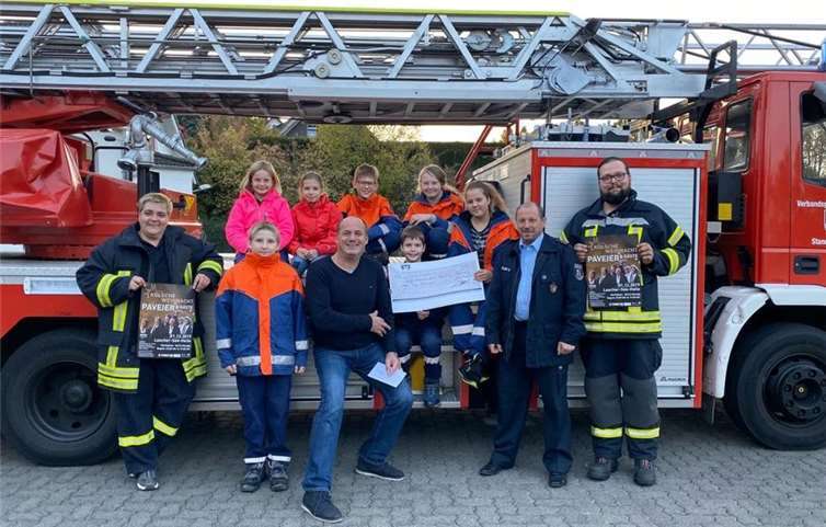 Jürgen Mittler –links- überreicht an den 2. Wehrführer Herr Schüller und der Betreuerin der Jugendfeuerwehr Simone Ockenfeld einen Spendenscheck über 500 Euro. Foto: Lars Schmitt Feuerwehr Mendig