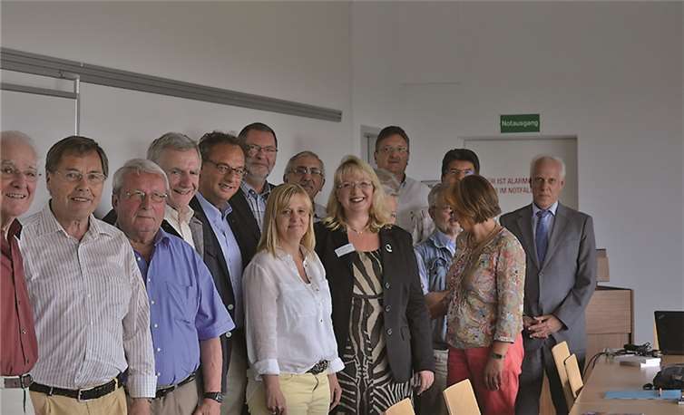 Jürgen Moritz und Jutta Golinski begrüßen den Vorstand der kvhs Limburg-Weilburg. Ein besonderes Willkommen galt dem Landrat des Kreises Manfred Michel und den Direktor Michael Schneider.  Privat