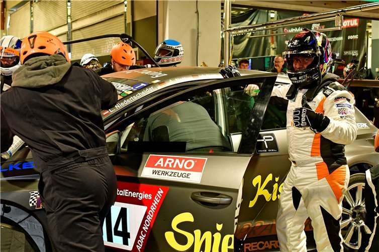 Jürgen Nett beim Fahrerwechsel in den Cura TCR SEQ von Matilda Racing.