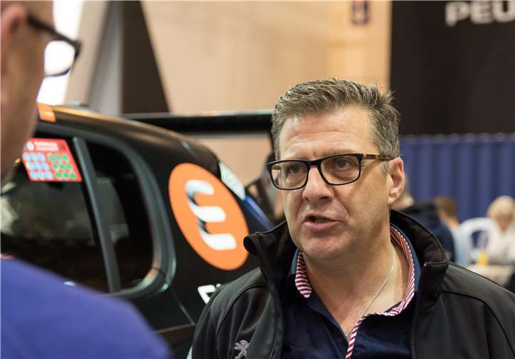 Jürgen Nett im Gespräch mit einem Club-Mitglied.