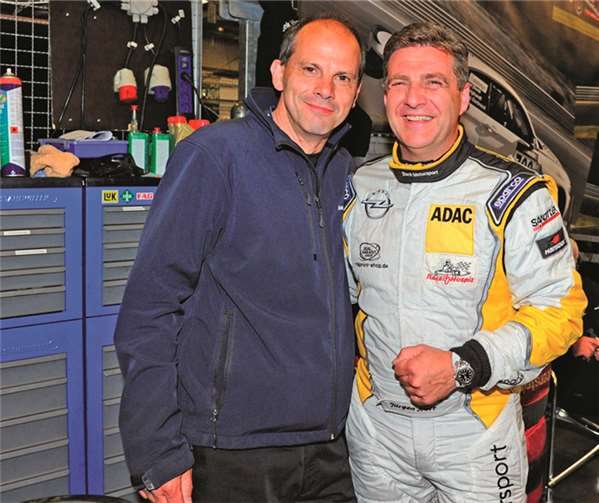 Jürgen Nett mit Teamchef Michael Bonk während der Nachtstunden des Rennens.
