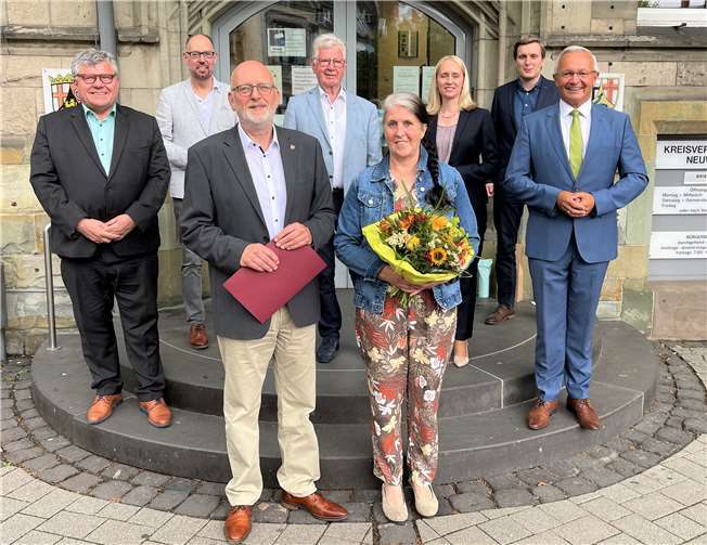 Jürgen Opgenoorth, hier vorn in der Mitte neben seiner Ehefrau Birgit, ist im Ruhestand. Ihn verabschiedeten (von links) Erster Kreis-Beigeordneter Michael Mahlert, Roentgenmuseums-Direktor Bernd Willscheid, Kreis-Beigeordneter Werner Wittlich, Büroleiterin Diana Wonka, Philipp Stuntz vom Personalrat und Landrat Achim Hallerbach.Foto: Kreisverwaltung