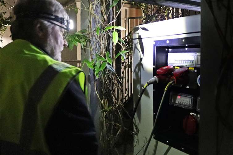 Jürgen Pawolleck nimmt das 63 kVA Notstromaggregat in Betrieb.