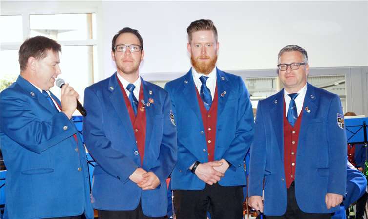 Jürgen Pellio ehrte Alexander Layendecker, Daniel Prehn und Philipp Thönnes für ihr langjähriges Wirken im Musikverein Treis (von links). Fotos: MT