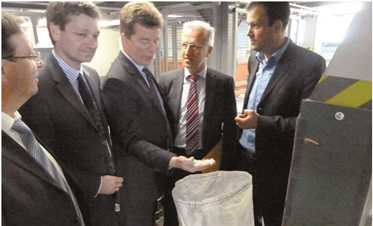 Jürgen Priesters , (Bildmitte), erläutert dem Wirtschaftsarbeitskreis der CDU den Prozessablauf einer Kunststoffaufbereitung.privat