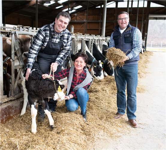 Jürgen Radermacher (l.) mit Petra Schneider und Horst Gies MdL auf dem Wiesenhof in Glees. Foto: privat
