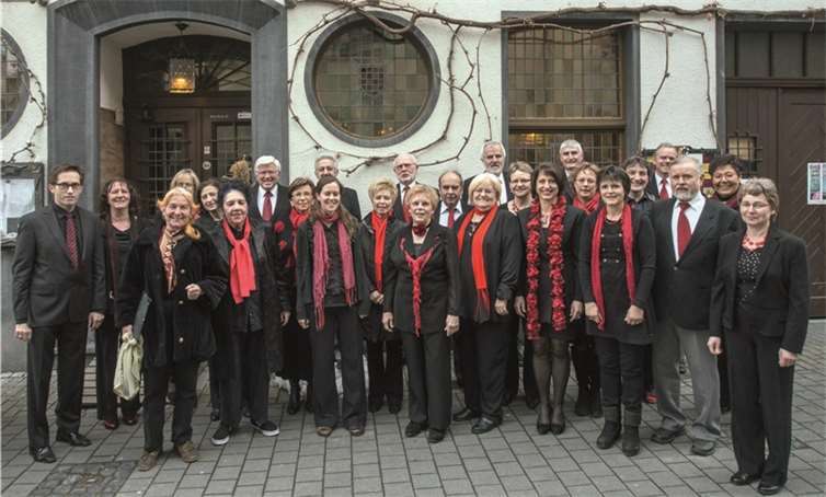 Jürgen Rieser (links) und sein gemischter Chor „Liedertafel Winningen“. FRE