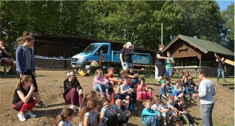 Jürgen Sabel erklärt den Teilnehmern die Judosafari. Erstaunliche Leistungen erbrachten die Kampfsportler auch beim Standweitsprung. Publikumsrenner war das Sumoringen. Das Buffet ließ keine Wünsche offen.Privat