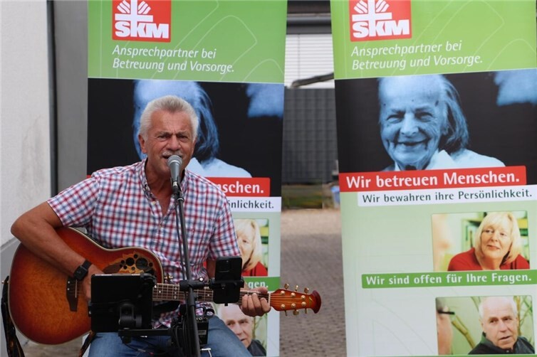 Jürgen Schick, an derGitarre sorgte mit seinem Mitsingkonzert alter und neuer Schlager für beste Laune.