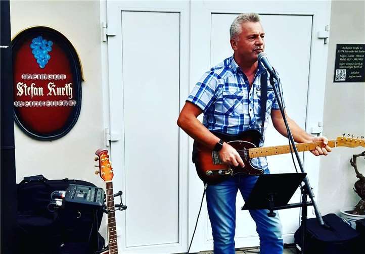 Jürgen Schick erfreut mit seiner Musik die Gäste im Weingut Kurth. Foto: privat