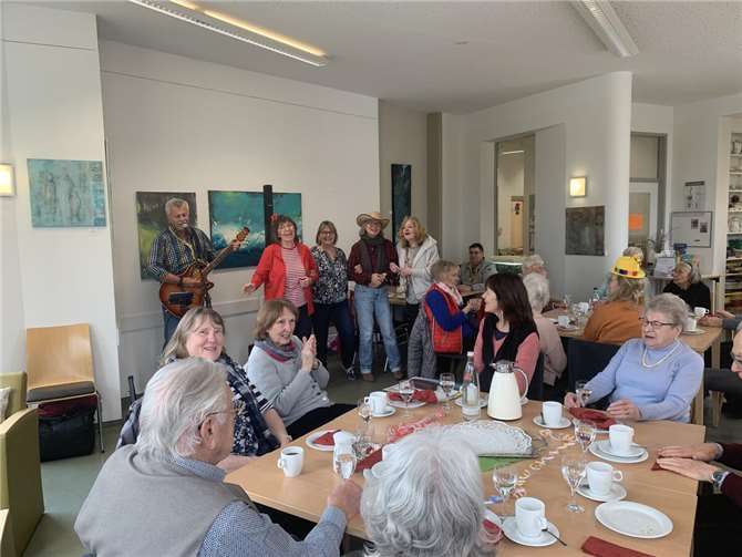 Jürgen Schick (stehend links) trug mit seinen Liedbeiträgen zu einer ausgelassenen Stimmung bei. (Stehend v. l. n. r.) Ingrid Neubusch, Mario Surrey, Ute Remshagen, Alraune Vanselow.  Foto: Monika Thurn