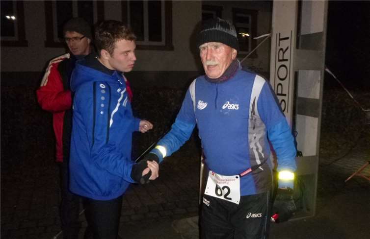 Jürgen Schlegel, der älteste Teilnehmer, wird im Ziel von Jason erwartet