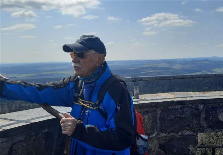 Fit durch die Krise – jetzt geht es um die Wurst Jürgen Schlegel machte auf seiner Wanderung einen Abstecher auf den Kaiser-Wilhelm-Turm an der Hohen Acht.