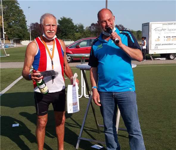Jürgen Schlegel und Arnold Hahn, Ehrung des ältesten Teilnehmers.