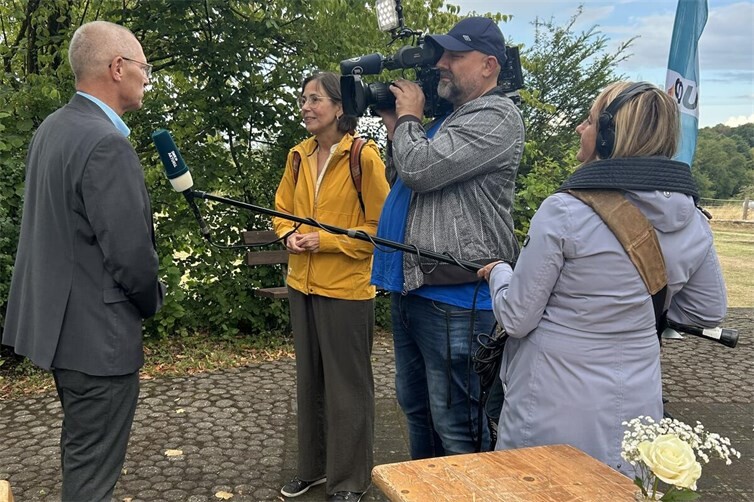 Jürgen Schmied, MdL mit SWR Fernsehteam