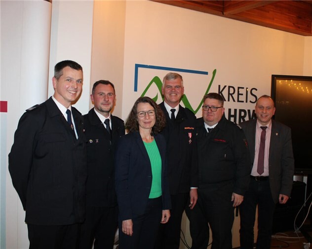 Jürgen Schmitt (3. v.r.) erhielt für seinen langjährigen Dienst als Kreisausbild...