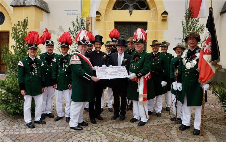 Jürgen Schmitz und Jürgen Appel übergaben im Beisein der Zugbeiräte den Spendenscheck von 1.500 Euro an Dechant Jörg Meyrer und an den Vorsitzenden des Pfarrverwaltungsrats, Paul Radermacher. Foto: privat