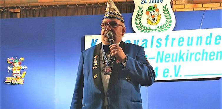 Jürgen Schöneweiß, Vorsitzender der Karnevalsfreunde Merzbach-Neukirchen, führte auch durch das Programm.