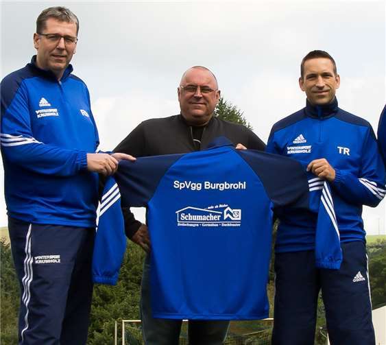 Jürgen Schumacher mit Ralf Dünchel und Trainer Fiedler bei der Übergabe.privat