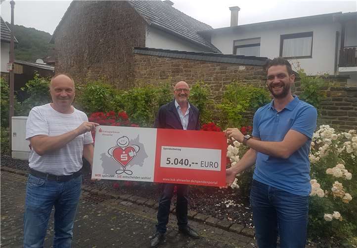 Jürgen Schwarzmann, Tobias Knebel und Jochen Pauly bei der Spendenübergabe. Foto: privat