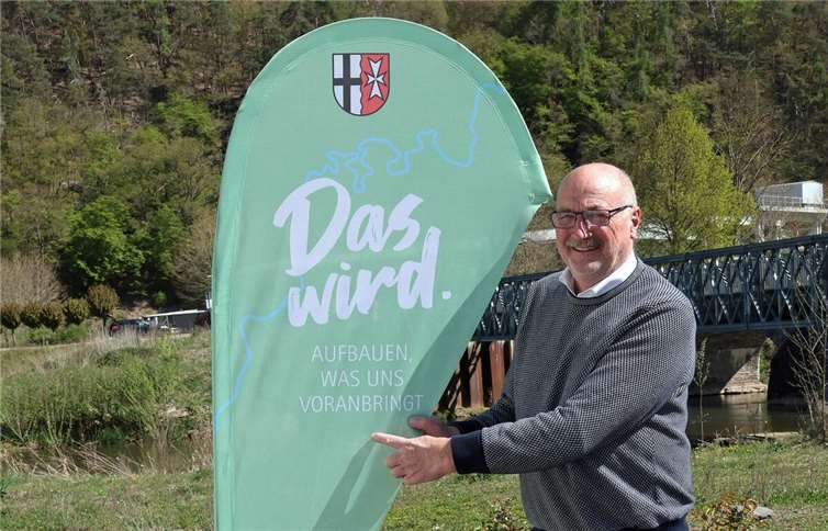 Jürgen Schwarzmann ist der Ortsbürgermeister von Hönningen und erläutert die wichtigsten Projekte für den Wiederaufbau.  Foto: Werner Dreschers