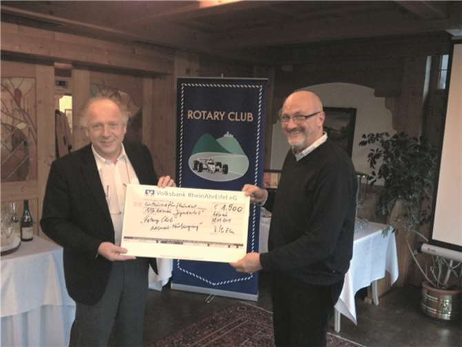 Jürgen Schwarzmann nahm die Spende aus den Händen des Präsidenten des Rotary Clubs Adenau-Nürburgring, Udo Hoffmann, für die Adenauer Jugendpflege entgegen.privat