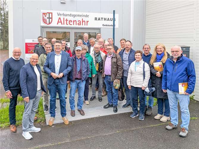 Jürgen Schwarzmann (vo. li.), Erster Beigeordneter der Verbandsgemeinde Altenahr und Frank Heuser (2. vo. li.) begrüßten Torsten Blank (3. v. li.), Bürgermeister der Verbandsgemeinde (VG) Landau Land, gemeinsam mit den Ortsbürgermeisterinnen und Ortsbürgermeister im temporären Rathaus der Verbandsgemeinde Altenahr.  Foto: Thorsten Trütgen / VG Altenahr