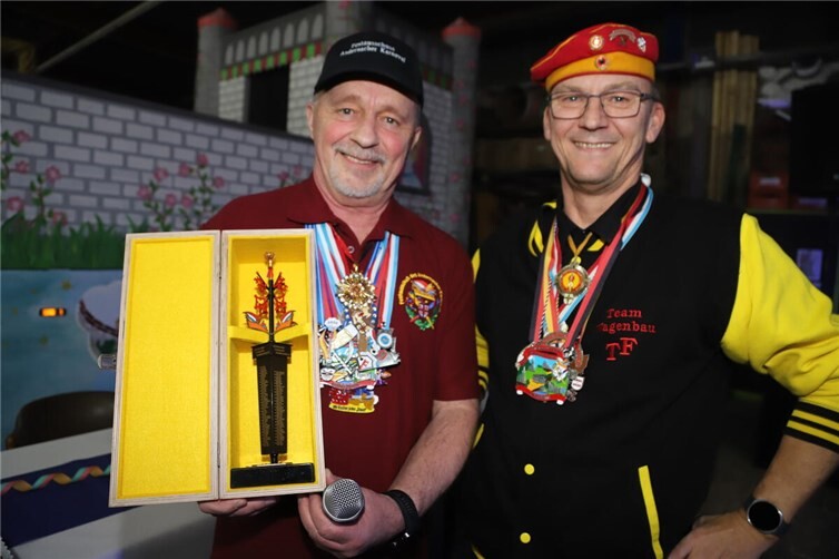Jürgen Senft erhielt neben der Präsidenten-Motivtorte eine von Torsten Fleicher handgefertigte Miniatur der Prinzensäule. Foto: WAMFO.DE