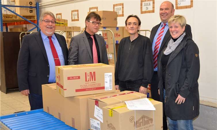 Jürgen Sesterhenn (Mitte) verstärkt seit Oktober das Team des Tabakwarengroßhändlers Hall in Plaidt. Mit ihm freuen sich Jobcenter-Geschäftsführer Rolf Koch, Erster Kreisbeigeordnete Burkhard Nauroth, Niederlassungsleiter Georg Epe und Jobcenter-Mitarbeiterin Saskia Wiechers.