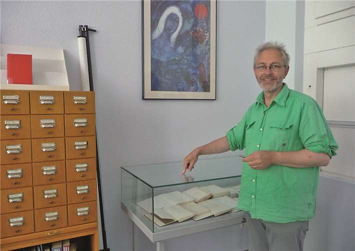 Jürgen Spitzlay, Mitarbeiter der Bibliothek der PTHV, gibt Informationen zu den ausgestellten Autographen.privat