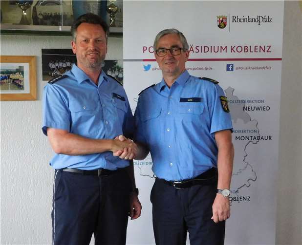 Jürgen Süs beglückwünscht Andreas Wolf zur neuen Aufgabe. Fotos: WR