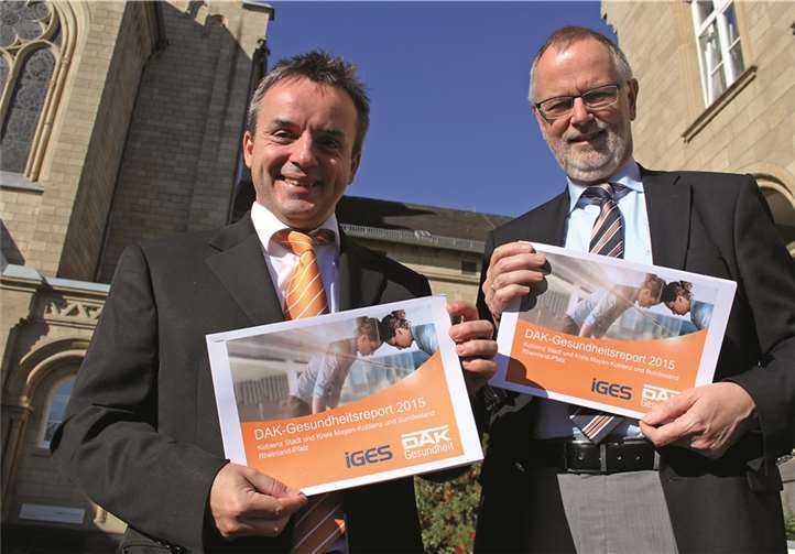 Jürgen Wilhelm, Leiter der DAK-Gesundheit Koblenz (v.li.) und Dr. Stefan Elsner, Ärztlicher Direktor der Rhein-Mosel-Fachklinik Andernach bei der Vorstellung des DAK-Gesundheitsreports 2015. privat