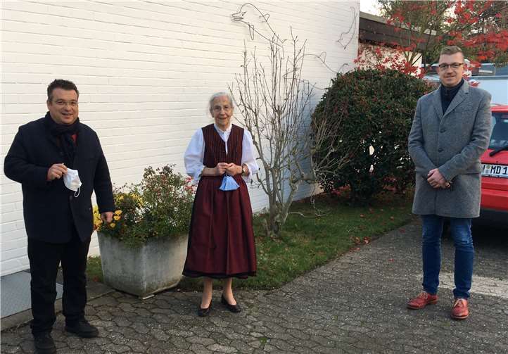 Jürgen Willen (l.) und Marco Deckers (r.) gratulierten Erika Meyer zu Drewer.Foto: privat