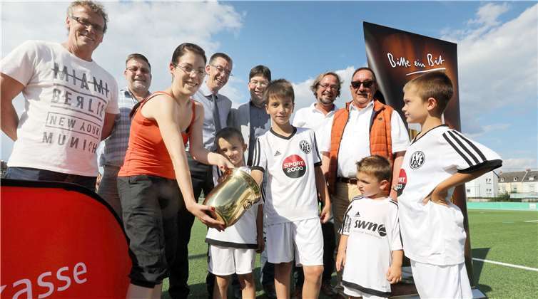 Jürgen Wittelsberger (Sportlicher Leiter FV Engers), Joachim Datzert (Sportabteilungsleiter) Jessica Werner (Sportsachbearbeiterin), Martin Hahn (Vorsitzender FV Engers), Bürgermeister Michael Mang (Sportdezernent), Eric Kamp (Gebietsverkaufsleiter Bitburger), H.-P. Schmitz (Schul- und Sportamtsleiter) v. l. n. r. Jörg Niebergall
