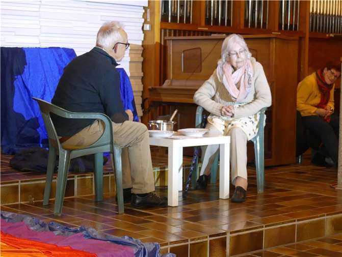 Jürgen Wulff und Gabriele Nordhoff bei einer Theaterszene.