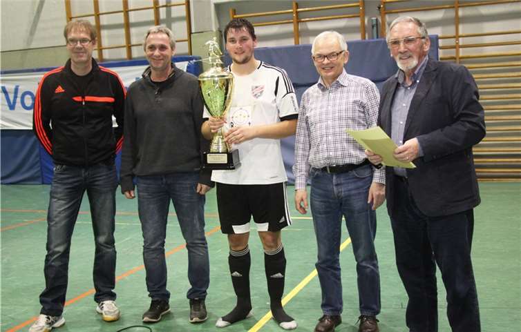 Jürgen de Temple (r.) Beigeordneter der VBG und Odo Seifen (zweiter v. r.) sowie Bernd Backes (links) und Jürgen Fleischer (zweiter.v. l.) von der Spielleitung überreichen Pokale und Urkunden an den Spielführer der SG Ahrtal.