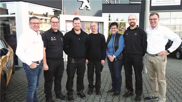 Jürgen und Achim Nett freuen sich, dass gleich fünf Mitarbeiter des Autohauses in diesem Jahr ein Jubiläum feiern können. V. links: Jürgen Nett, Christian Erben, Marko Zeppenfeld, Norbert Möller, Ulrike Held, Lothar Gäb und Achim Nett. Foto: FRE