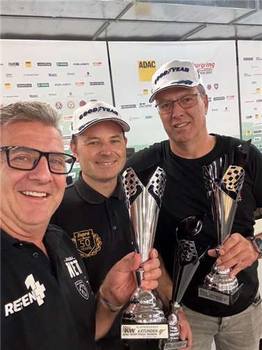 Beeindruckender Klassensieg der Brüder Nett Jürgen und Achim Nett gemeinsam mit Teamkollege Christoph Dupré (Mitte) nach ihrem beeindruckenden Klassensieg. . Foto: Privatarchiv Nett