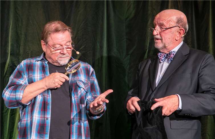 Jürgen von der Lippe (links) ist der Preisträger der „Morenhovener Lupe 2019“, die er von Dr. Klaus Grewe überreicht bekam. Foto: JOST