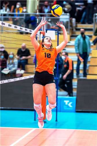 Jugend-Nationalspielerin Lisi Kettenbach freut sich auf viele Einsätze im Trikot der Deichstadtvolleys Foto: Fotostyle Schindler