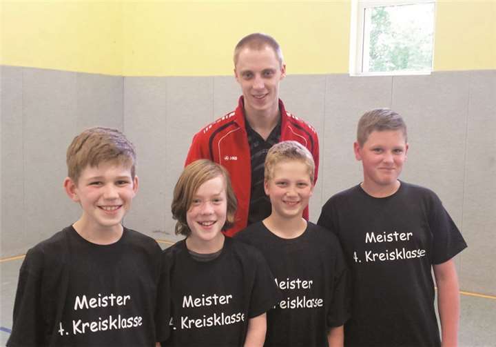 Jugend- und Schülerwart Christian Ehlers mit der erfolgreichen 5. Jugend (v.l.) Luca Harwardt, Jonas Kreitlein, Daniel Zimmer, Luc Schmidt.