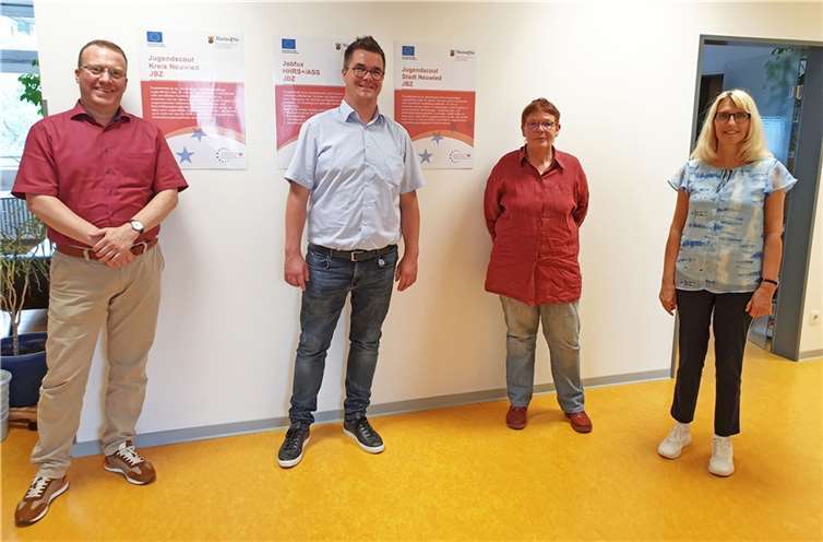 Jugendamtsleiter Bernhard Fuchs und Bürgermeister Peter Jung informierten sich bei den JBZ-Geschäftsführerinnen Kriemhild Seegers (LOGOS) und Klaudia Krämer (Lernen und Arbeiten) (von links). Foto: Stadtverwaltung