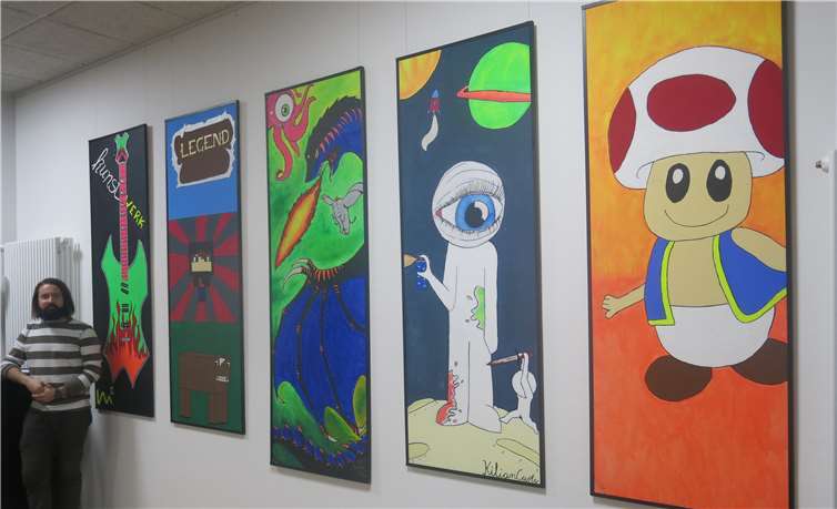 Jugendbetreuer Tim Gillesfeld präsentiert stolz das Ergebnis des Kunst-Projektes. Die Kunstwerke erschufen (v.l.) von Cindy und Tim, Salome, Isabell, Kilian und Samantha. WR
