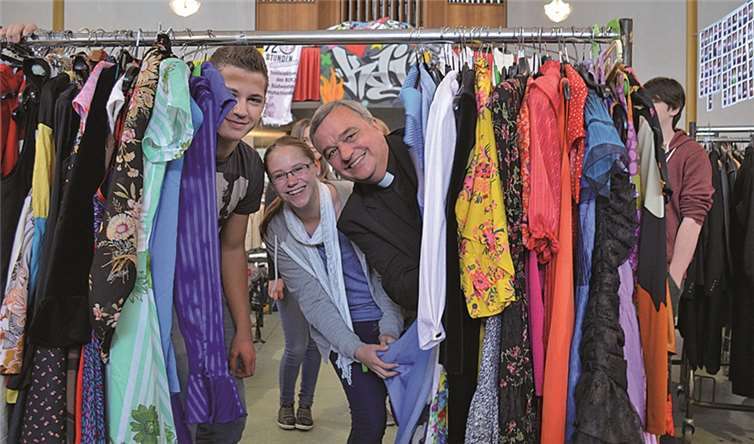 Jugendbischof Karl-Heinz Wiesemann besuchte den „Second-Hemd-und-Hose-Markt“ der KSJ in Koblenz. privat