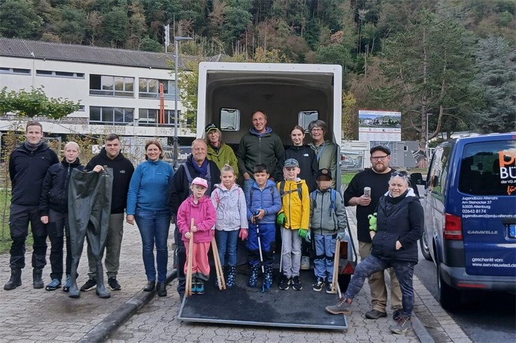 Jugendbüro Altenahr und Plittersdorfer Kanufreunde Bonn befreiten nun zum vierten Male die Ahr von Unrat jeglicher Art