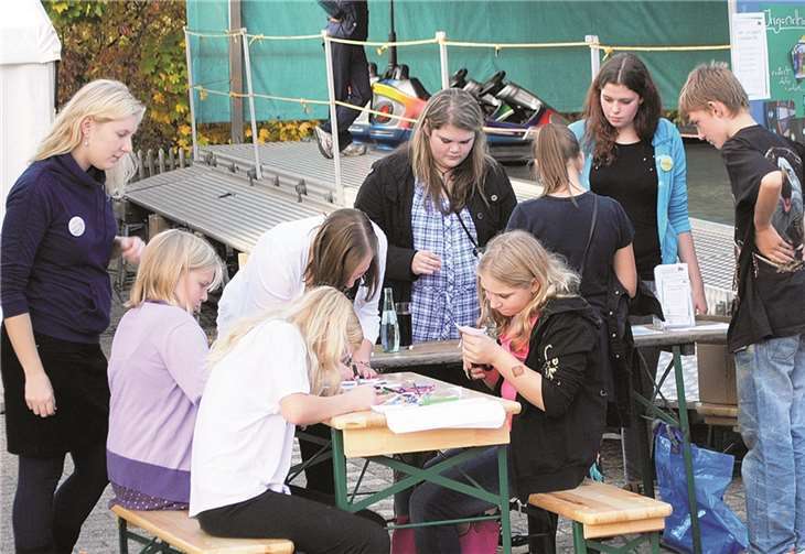 Jugendfachkraft Mascha Gorges (li.) machte die Kids auf der Villiper Kirmes neugierig auf das Villiper Jugendhaus.