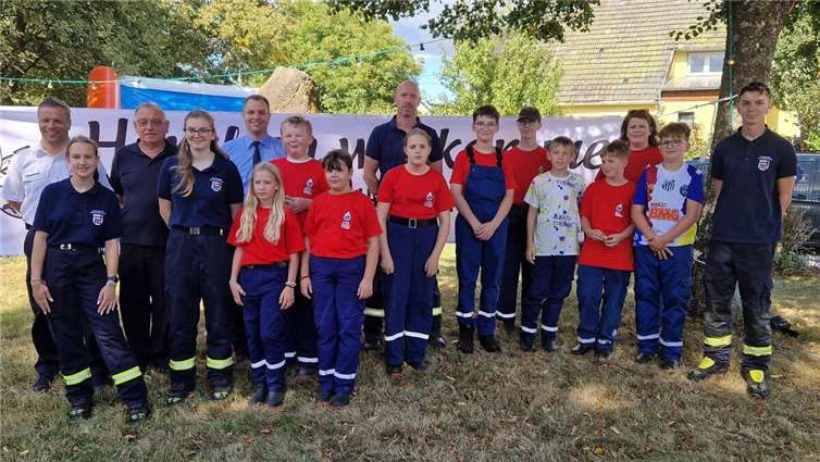 Jugendfeuerwehr Helferskirchen mit der Führung im Hintergrund: v.li. Dirk Ströder, Thomas Huberty, Nico Wörsdörfer, Rene Rappert, Alexandra Marzi. Fotos: Paul Müller