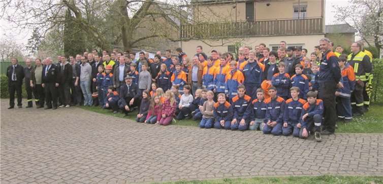Jugendfeuerwehr und Ehrengäste posierten zum Gruppenbild.privat